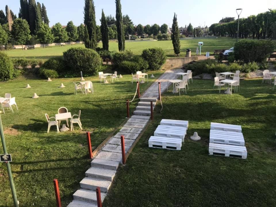 Appartamento Casa Vacanze Spiaggia D'Oro ديسينسانو ديل غاردا المظهر الخارجي الصورة
