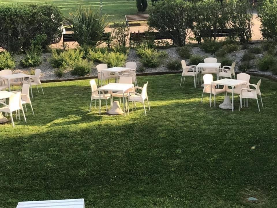 Appartamento Casa Vacanze Spiaggia D'Oro ديسينسانو ديل غاردا المظهر الخارجي الصورة