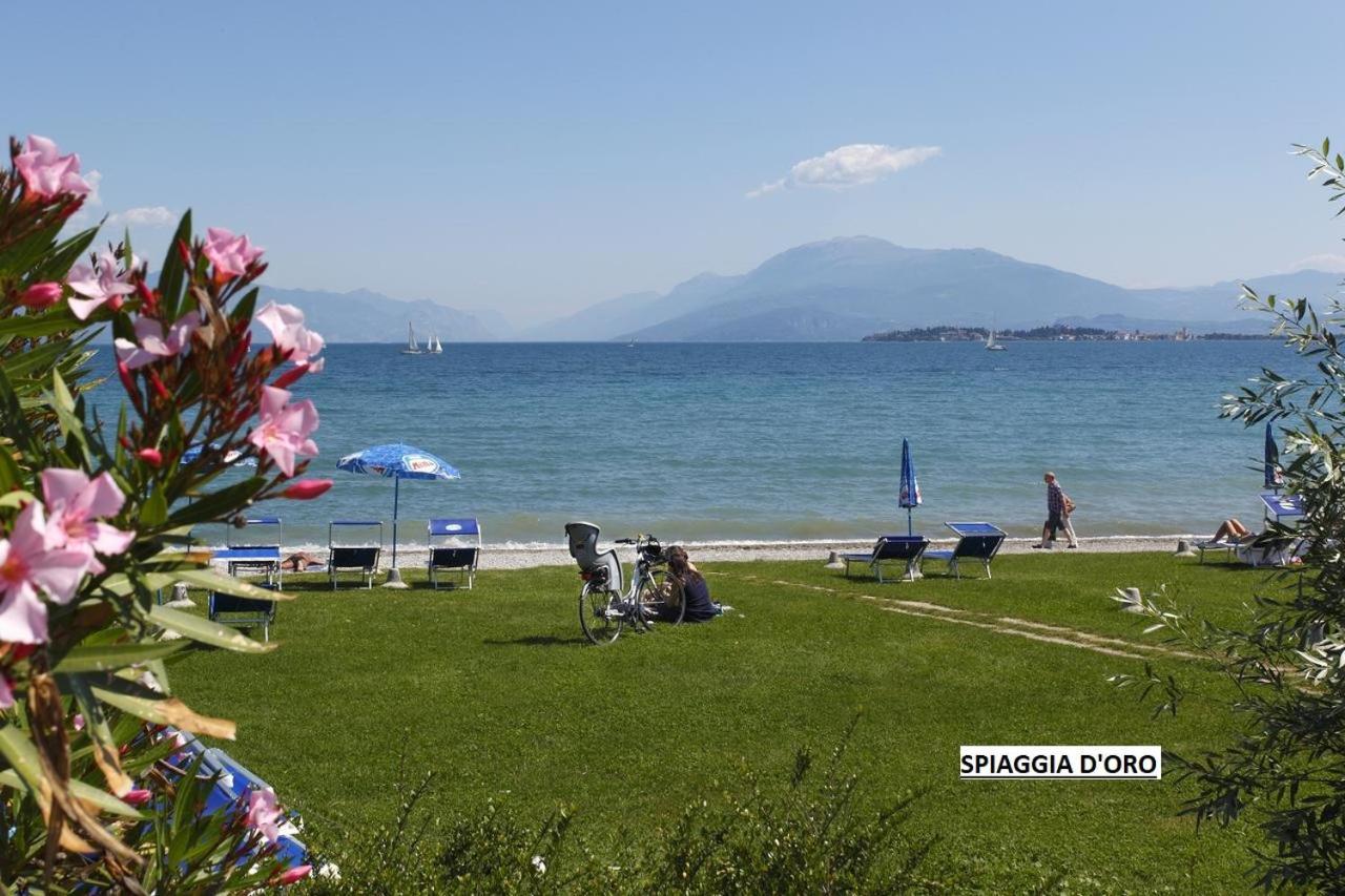 Appartamento Casa Vacanze Spiaggia D'Oro ديسينسانو ديل غاردا المظهر الخارجي الصورة