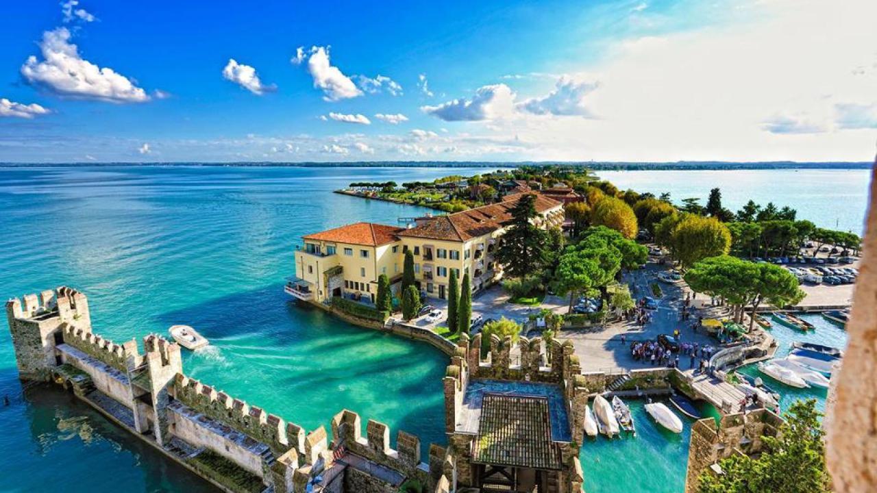 Appartamento Casa Vacanze Spiaggia D'Oro ديسينسانو ديل غاردا المظهر الخارجي الصورة