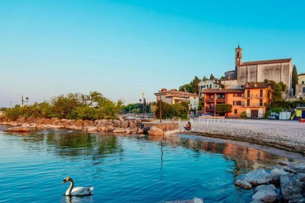 Appartamento Casa Vacanze Spiaggia D'Oro ديسينسانو ديل غاردا المظهر الخارجي الصورة