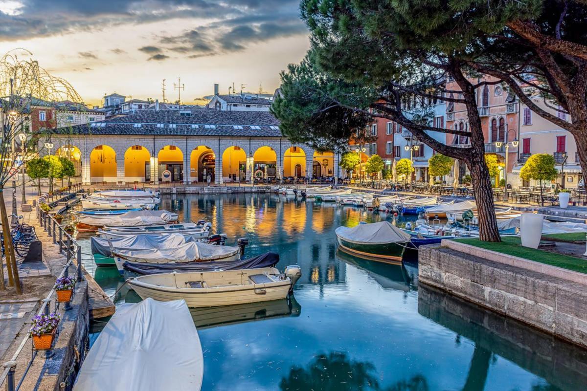 Appartamento Casa Vacanze Spiaggia D'Oro ديسينسانو ديل غاردا المظهر الخارجي الصورة