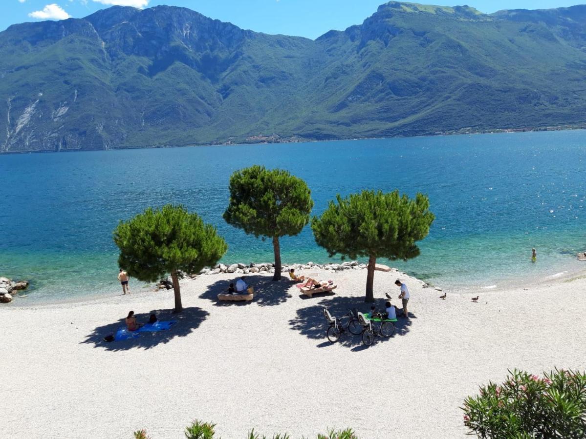 Appartamento Casa Vacanze Spiaggia D'Oro ديسينسانو ديل غاردا المظهر الخارجي الصورة