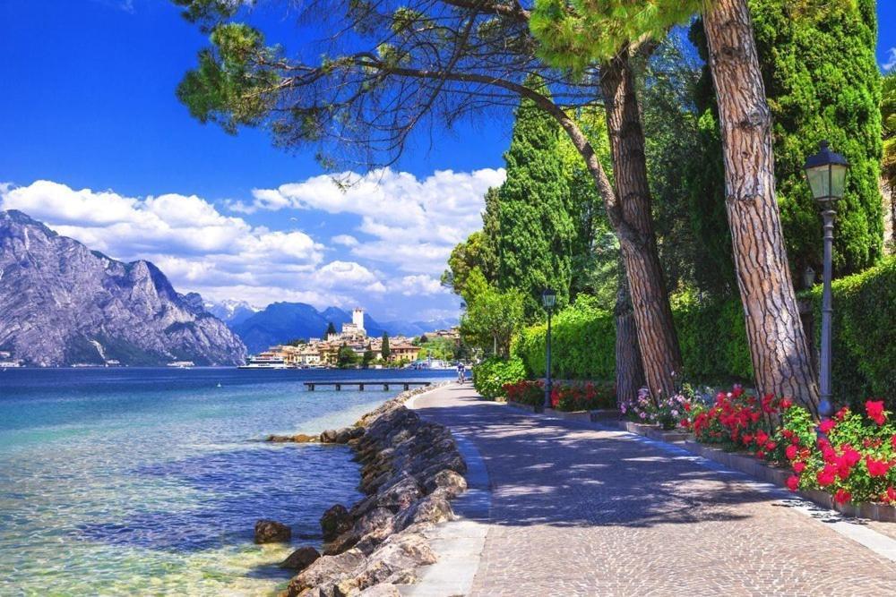 Appartamento Casa Vacanze Spiaggia D'Oro ديسينسانو ديل غاردا المظهر الخارجي الصورة