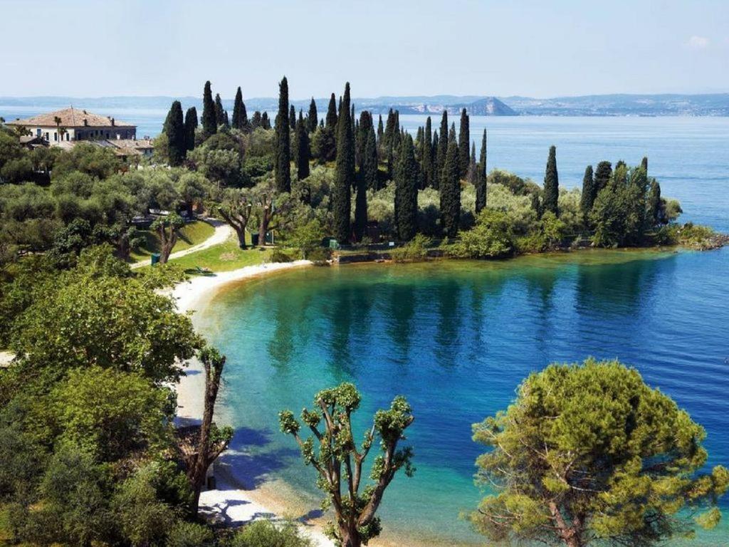 Appartamento Casa Vacanze Spiaggia D'Oro ديسينسانو ديل غاردا المظهر الخارجي الصورة
