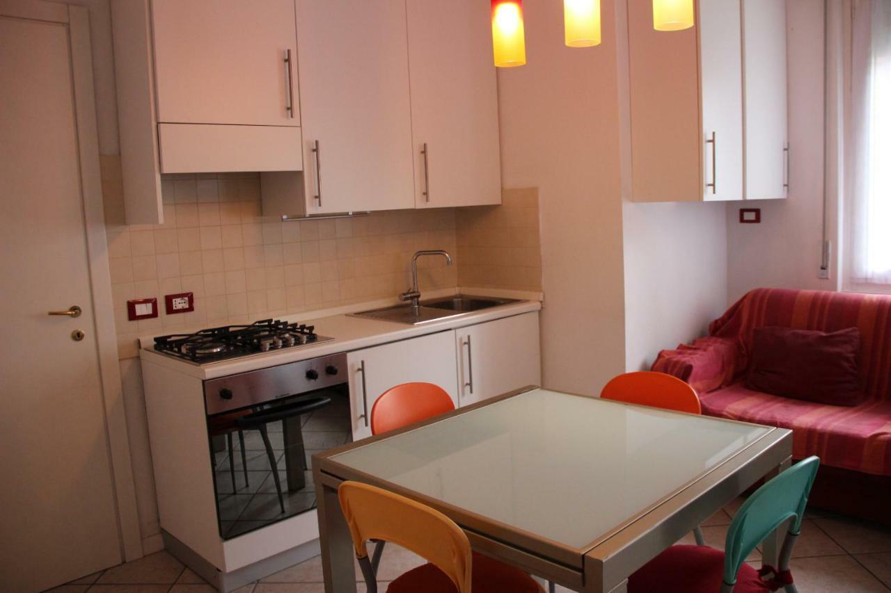 Appartamento Casa Vacanze Spiaggia D'Oro ديسينسانو ديل غاردا المظهر الخارجي الصورة
